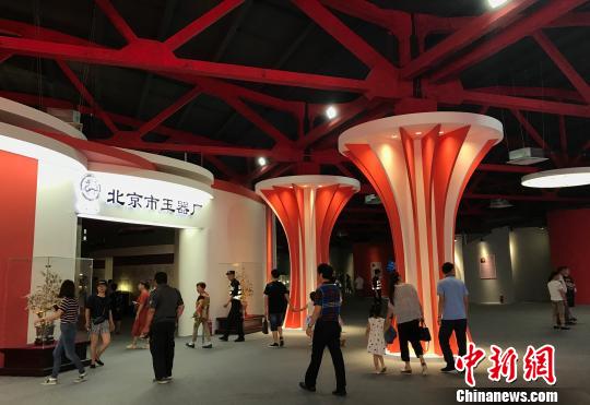 7月8日，“2017全國手工藝產業博覽會暨非物質文化遺產傳統技藝展”在上海世界手工藝產業博覽園開幕。　鄭瑩瑩 攝